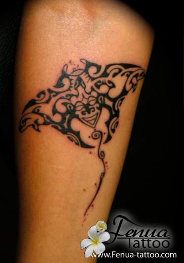 1a°) tattoo polynesien de raie tortue dauphins et tiki